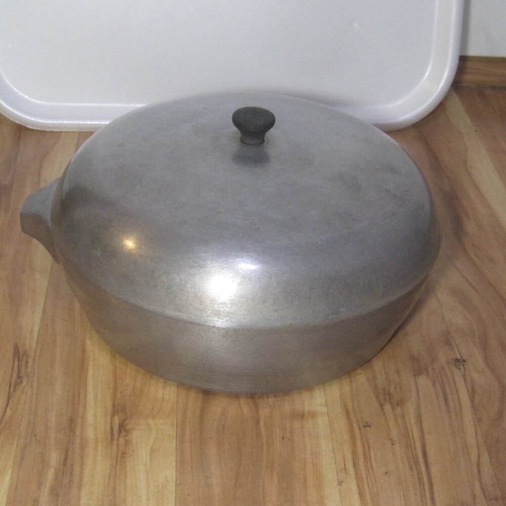 Vintage  Cast Aluminum 10 1/2" Chicken Fryer Frying Pan Skillet Dome Lid